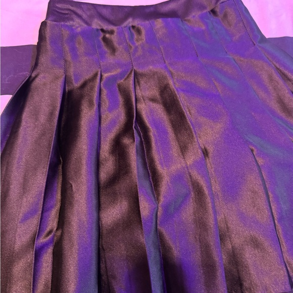 Elegant Black Pleated Skirt with shorts underneath - Picture 5 of 13